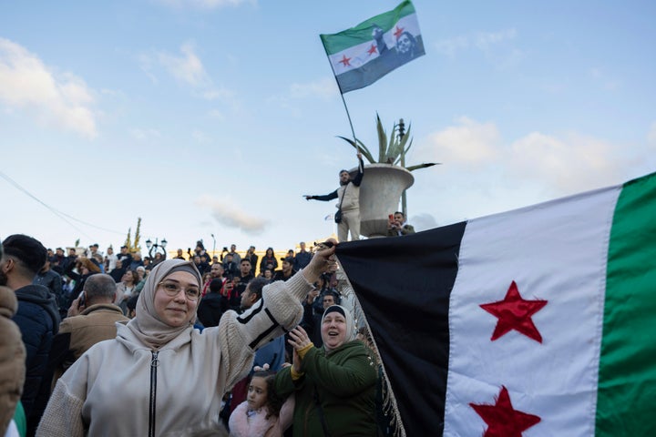 ギリシャの首都アテネで、シリアのアサド政権の崩壊を祝う集会に参加する人々