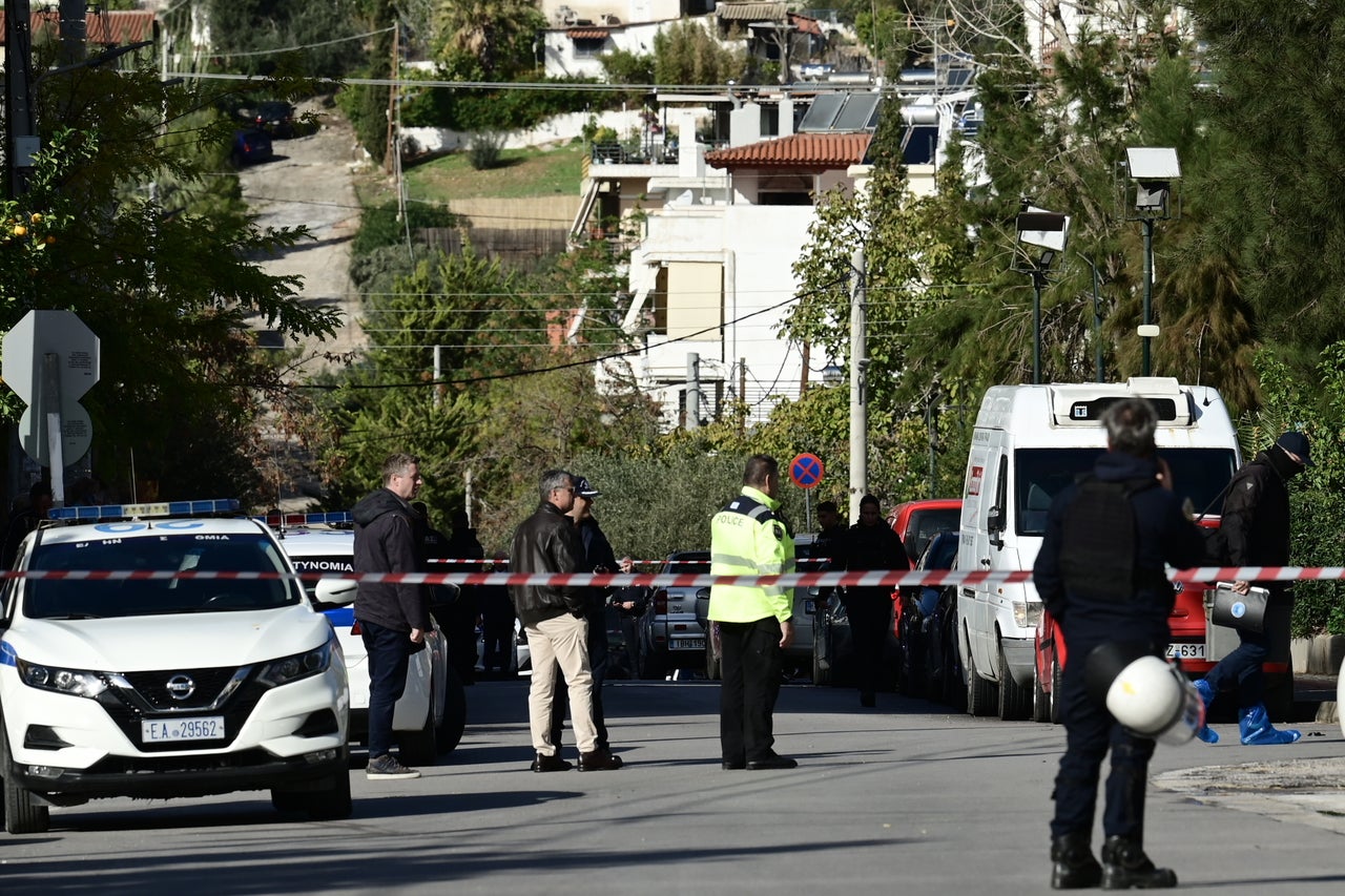 Αστυνομικοί στο σημείο της φονικής επίθεσης.