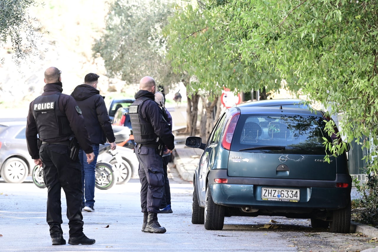 Αστυνομικοί έχουν αποκλείσει το σημείο της συμπλοκής.