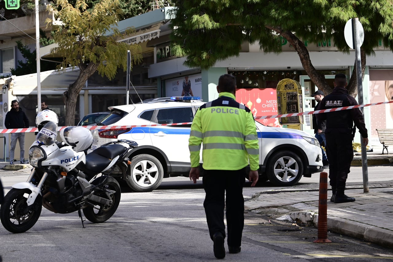 Στην Άνω Γλυφάδα έφτασαν άμεσα ισχυρές δυνάμεις της αστυνομίας.