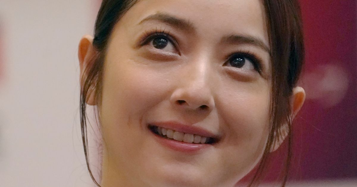 佐々木希さん、料理VLOGで餃子の時短レシピ公開　一風変わった包み方に「初めて知った」の声