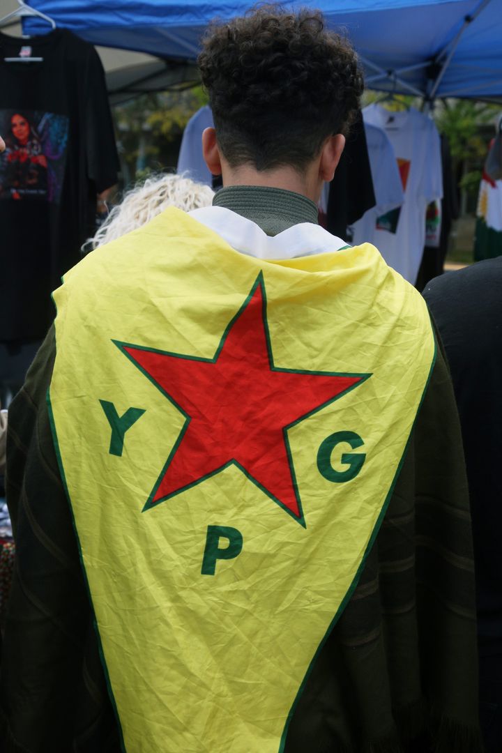 Άνδρας με τη σημαία των YPG (Μονάδες Άμυνας του Λαού ή Μονάδες Προστασίας του Λαού) μέλη της κουρδικής κοινότητας που φορούν στρατιωτικές στολές γιορτάζουν κατά τη διάρκεια του Φεστιβάλ Κουρδικής Κληρονομιάς, ενώ ζητούν τη δημιουργία της χώρας του Κουρδιστάν στο Τορόντο του Οντάριο του Καναδά, στις 17 Σεπτεμβρίου 2023.