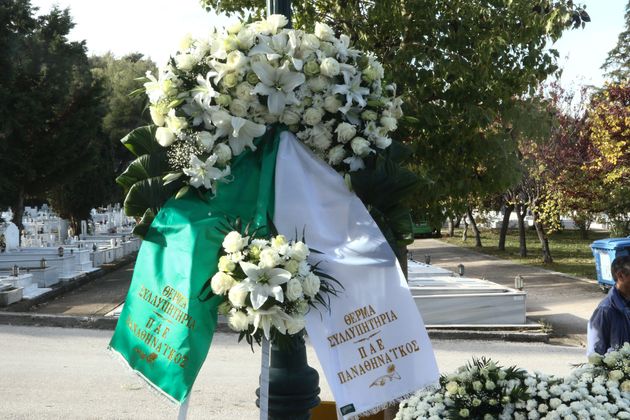 Στεφάνια από Παναθηναϊκό, Ολυμπιακό και ΠΑΟΚ.