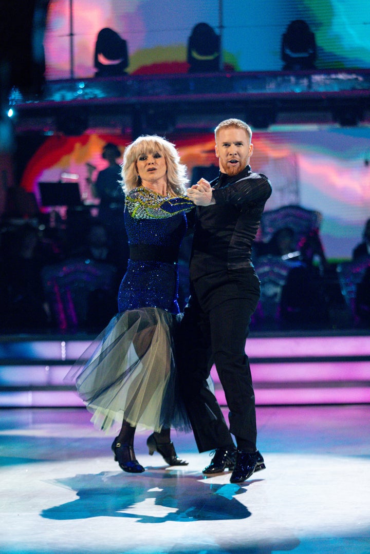 Toyah agus Neil Jones a' coileanadh an Tango seachdain a h-aon