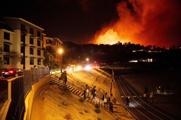 Φοιτητές απομακρύνονται από το Πανεπιστήμιο Pepperdine καθώς η πυρκαγιά Franklin καίει στο Μαλιμπού της Καλιφόρνια, την Τρίτη 10 Δεκεμβρίου 2024. (AP Photo/Ethan Swope)