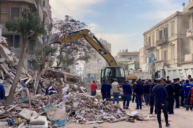 Οι προσπάθειες έρευνας συνεχίζονται για τη διάσωση όσων έχουν παγιδευτεί κάτω από τα ερείπια μετά την κατάρρευση πολυκατοικίας στην οδό Abbasiyah No. 79 στο Κάιρο της Αιγύπτου στις 10 Δεκεμβρίου 2024.