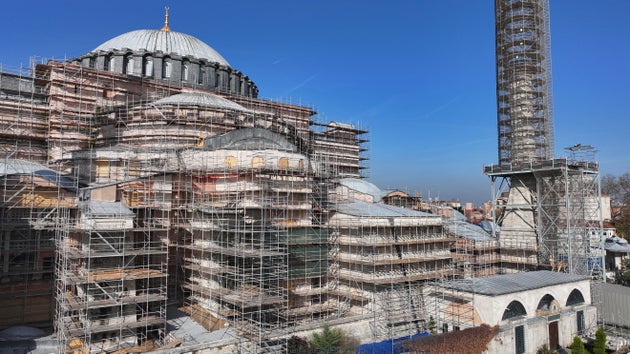ΚΩΝΣΤΑΝΤΟΥΠΟΛΗ, ΤΟΥΡΚΙΑ - 6 ΔΕΚΕΜΒΡΙΟΥ: Οι προσπάθειες αποκατάστασης και συντήρησης στο Μεγάλο Τζαμί της Αγίας Σοφίας ολοκληρώνουν την πρώτη φάση τους, συμπεριλαμβανομένης της αποκατάστασης των τάφων του Σουλτάνου Μεχμέτ Γ', του Σουλτάνου Σελίμ Β', του Σουλτάνου Μουράτ Γ', των Sehzadeler (πριγκίπων) και του Δημοτικού Σχολείου Muvakkithane (αίθουσα χρονομέτρησης) στην Κωνσταντινούπολη της Τουρκίας στις 6 Δεκεμβρίου 2024. (Φωτογραφία: Arif Murat Kayacan/Anadolu via Getty Images)