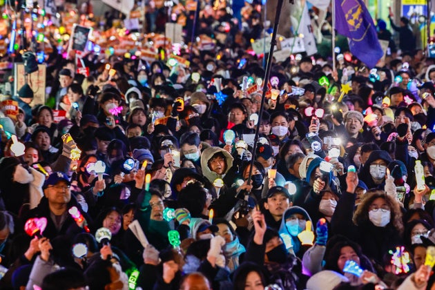 デモでは幅広い世代の人が団結し声を上げた（12月10日、ソウル）