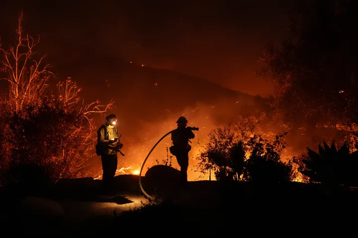 Malibu Wildfire Prompts Evacuation Orders For 20,000, Including Dick Van Dyke, Cher (huffpost.com)