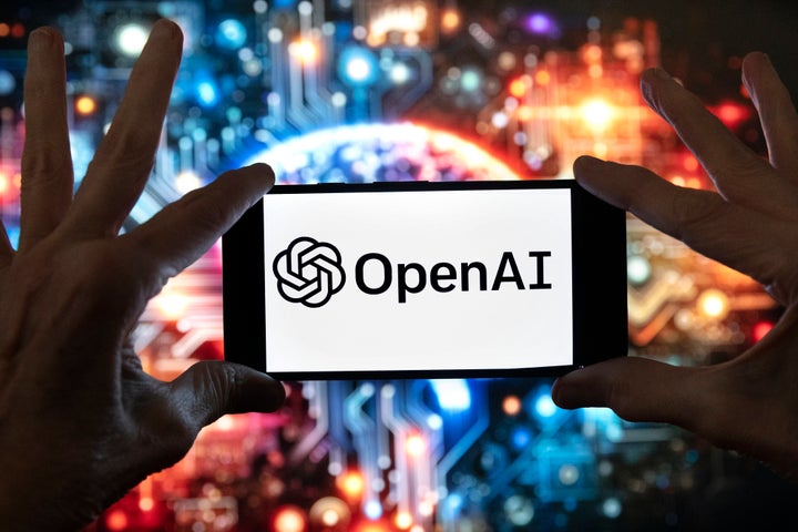 Το λογότυπο OpenAI εμφανίζεται σε ένα κινητό τηλέφωνο μπροστά από μια εικόνα που δημιουργήθηκε από το μοντέλο κειμένου σε εικόνα Dall-E του ChatGPT. (AP Photo/Michael Dwyer, Αρχείο)