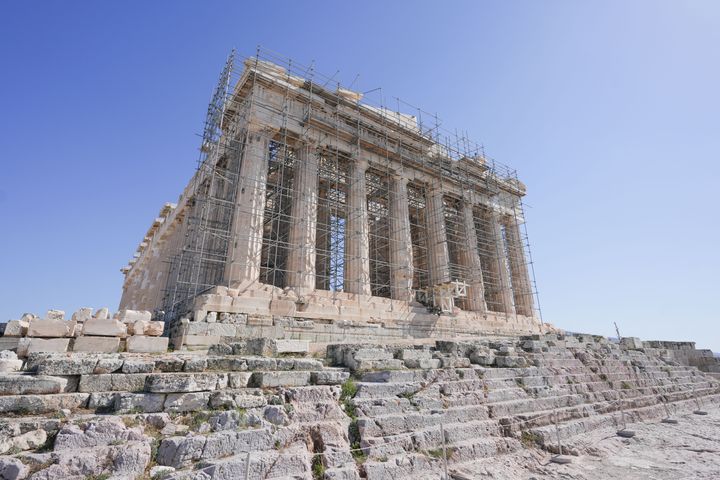 Τουρίστες επισκέπτονται τον λόφο της Ακρόπολης στην Αθήνα, Ελλάδα, στις 16 Οκτωβρίου 2024. (Φωτογραφία: Γιάννης Αλεξόπουλος/NurPhoto μέσω Getty Images)