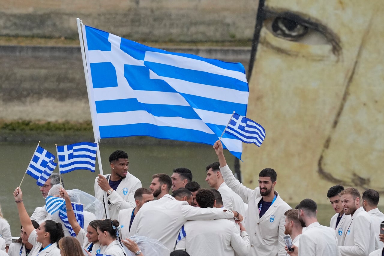 Η βάρκα που μετέφερε την ελληνική αποστολή στην τελετή έναρξης των Ολυμπιακών Αγώνων στο Παρίσι. Ξεχωρίζει ο σούπερ σταρ των Μιλγουόκι Μπακς, Γιάννης Αντετοκούνμπο.