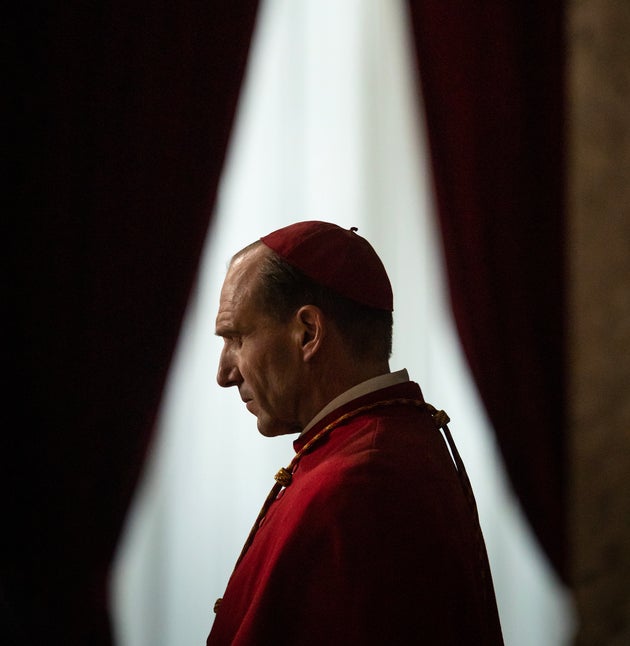 Ο Ρέιφ Φάινς στο «Κονκλάβιο».