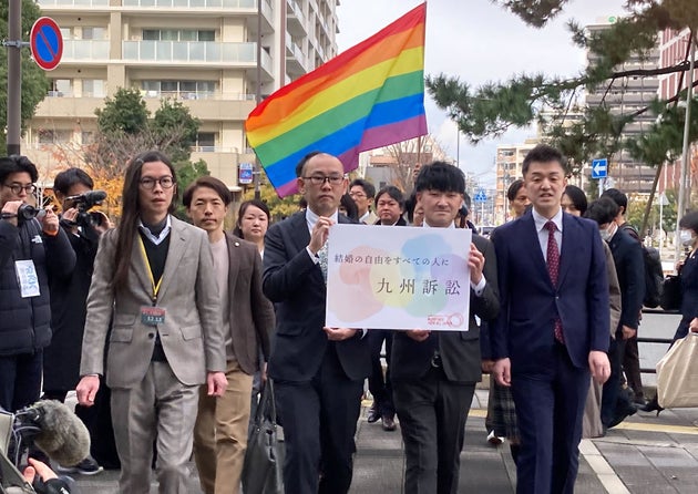 福岡高裁に向かう訴訟の原告ら