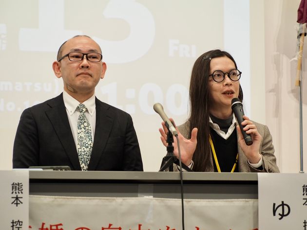 （右から）熊本在住の原告、ゆうたさんとこうぞうさん。違憲判決を受け、1日も早い法制化を求めた