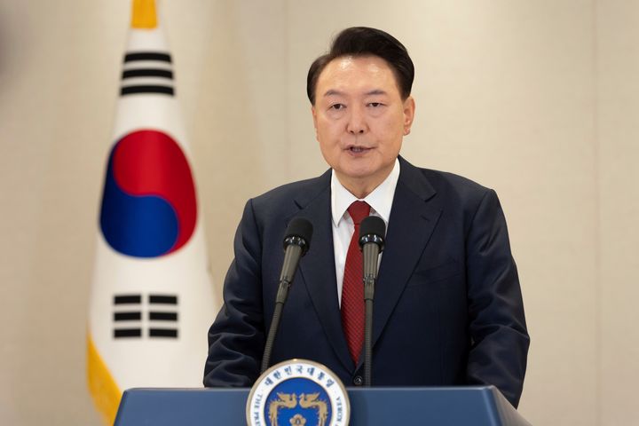 韓国・ソウルの大統領府で演説するユンソンニョル大統領（2024年12月12日）