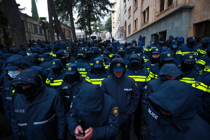 Ισχυρή αστυνομική παρουσία στους δρόμους γύρω από το κοινοβούλιο στην Τιφλίδα (14 Δεκεμβρίου 2024) 