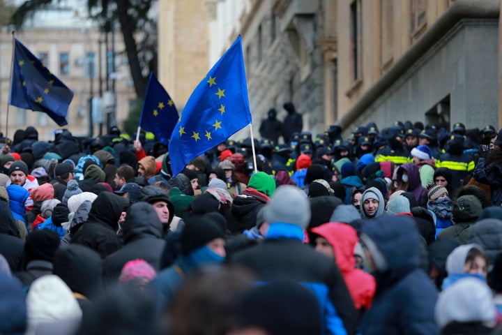 Διαδηλωτές και με σημαίες της ΕΕ έξω από την γεωργιανή Βουλή στην Τιφλίδα κατά την ψηφοφορία για την ανάδειξη νέου προέδρου (24 Δεκεμβρίου 2024)