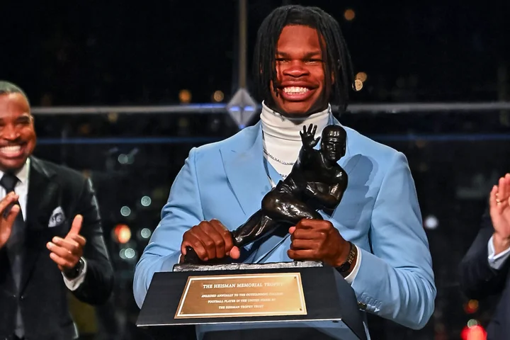 Colorado Two-Way Star Travis Hunter Wins Heisman Trophy As College Football’s Top Player (huffpost.com)
