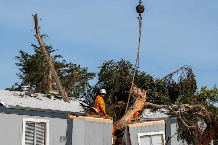 Storms Across U.S. Bring Heavy Snow, Dangerous Ice And A Tornado – Yes, A Tornado – In California (huffpost.com)