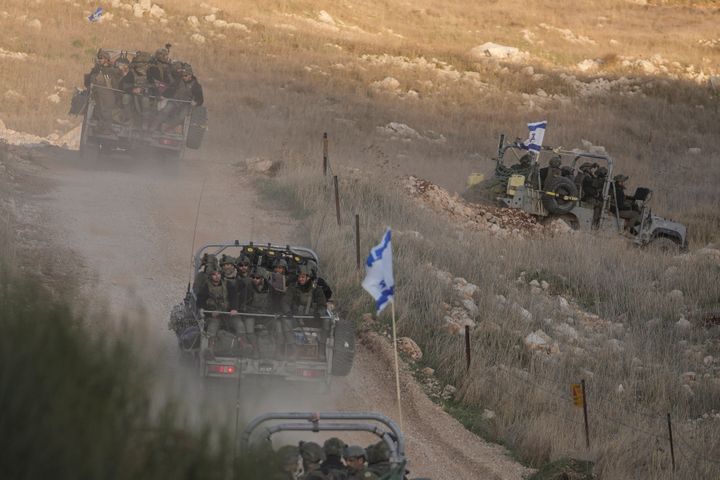 Ισραηλινοί στρατιώτες διασχίζουν τον φράχτη ασφαλείας κινούμενοι προς τη λεγόμενη γραμμή Άλφα που χωρίζει τα προσαρτημένα στο Ισραήλ Υψίπεδα του Γκολάν από τη Συρία, στην πόλη Majdal Shams, Κυριακή 15 Δεκεμβρίου 2024. (AP Photo/Matias Delacroix)