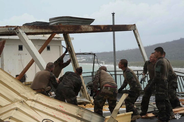 Αυτή η φωτογραφία που δόθηκε την Κυριακή 15 Δεκεμβρίου 2024 από τον γαλλικό στρατό δείχνει στρατιώτες να εργάζονται για την αποκατάσταση ενός κτιρίου στο γαλλικό έδαφος της Μαγιότ στον Ινδικό Ωκεανό, μετά τον κυκλώνα Chido που προκάλεσε εκτεταμένες ζημιές με αναφορές για αρκετούς νεκρούς, το Σάββατο 14 Δεκεμβρίου 2024. (Etat Major des Armées μέσω AP)