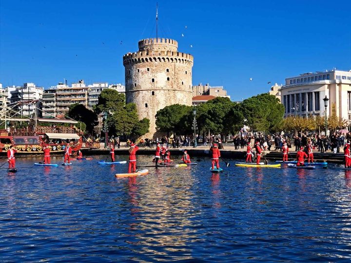 Αϊ-Βασίληδες κάνουν sup στο Θερμαϊκό.