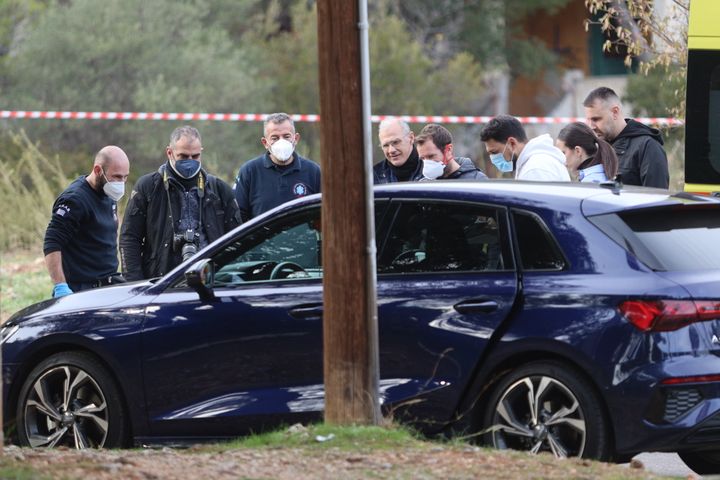 Στο σημείο έσπευσαν άμεσα ισχυρές αστυνομικές δυνάμεις και απέκλεισαν την περιοχή.