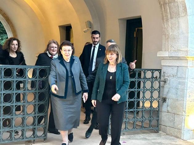 Η Πρόεδρος της Δημοκρατίας Κατερίνα Σακελλαροπούλου με την υπουργό Πολιτισμού Λίνα Μενδώνη στο επιστημονικό αφιέρωμα προς τιμήν της Ελένης Αρβελέρ.