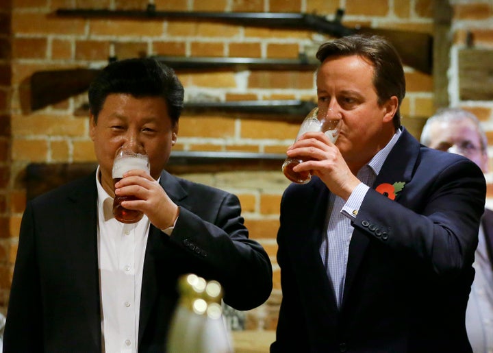 David Cameron with President Xi Jinping at the pub in 2015. 