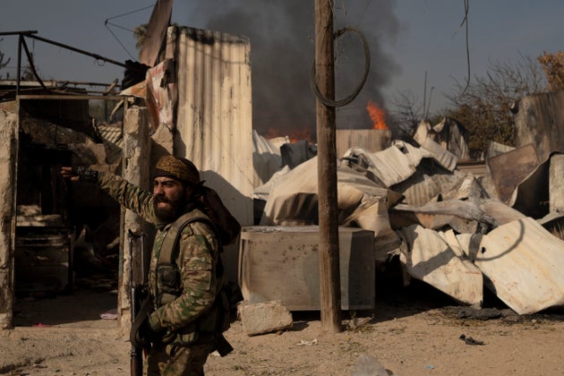 Μαχητής της συριακής αντιπολίτευσης σε λεηλασία σπιτιών αξιωματικών του καθεστώτος Άσαντ (AP Photo/Leo Correa)