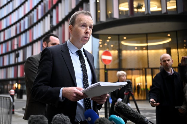 Ο επικεφαλής επιθεωρητής ντετέκτιβ Craig Emmerson από την αστυνομία του Surrey μιλά στα μέσα ενημέρωσης μετά την ετυμηγορία στην υπόθεση δολοφονίας της Sara Sharif. Ο Urfan Sharif, 43 ετών και ο Beinash Batool, 30, πατέρας και θετή μητέρα της 10χρονης Sara Sharif, κρίθηκαν ένοχοι για τη δολοφονία της. Η Sara πέθανε στις 8 Αυγούστου 2023 στο σπίτι της στο Woking και το σώμα της βρέθηκε με δεκάδες τραύματα δύο ημέρες αργότερα. (Φωτογραφία Leon Neal/Getty Images)