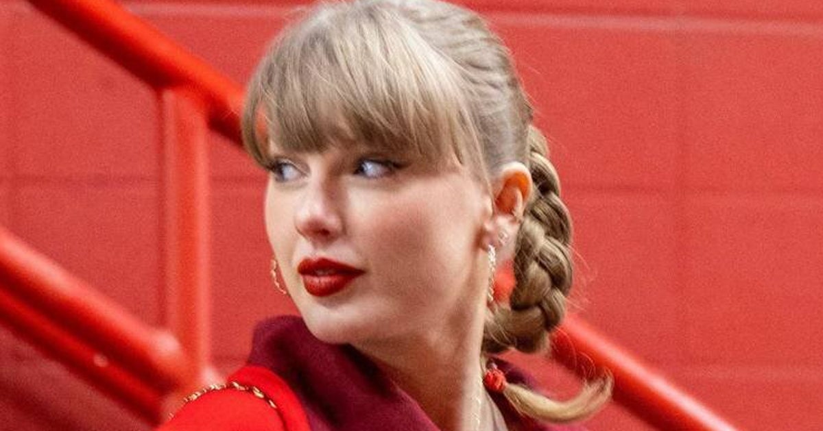 NextImg:Taylor Swift Defends Fans As They Take Photos During Her Children’s Hospital Visit
