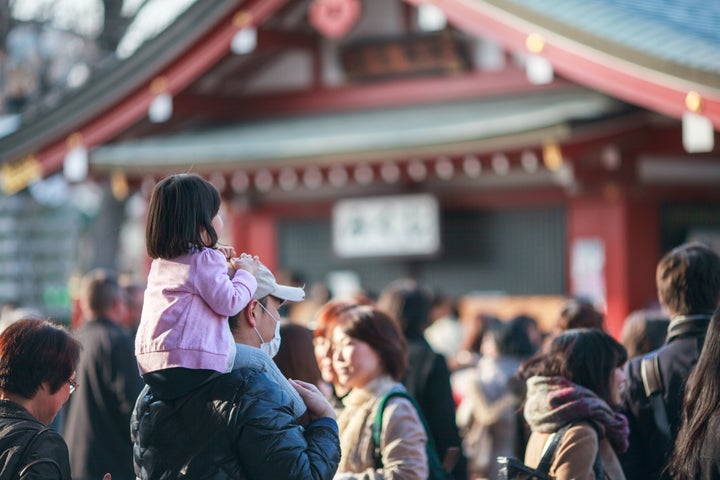 浅草寺に参拝に来る人々（イメージ画像）