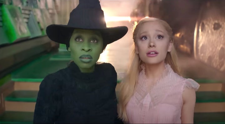 Cynthia Erivo agus Ariana Grande mar Elphaba agus Glinda ann an Wicked