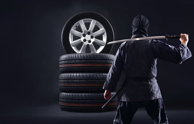 Ιαπωνικά ελαστικά αυτοκινήτων υπό το βλέμμα ενός ...ninja σαμουράι.