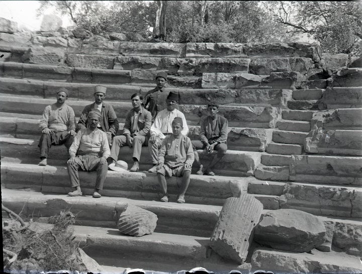 Νύσα του ποταμού Μαιάνδρου, Αύγουστος 1921. Ο νεαρός αρχαιολόγος Νικόλαος Λάσκαρης και επτά εργάτες της ανασκαφής κάθονται στα εδώλια του Γεροντικού – το αρχαίο Βουλευτήριο της πόλης.