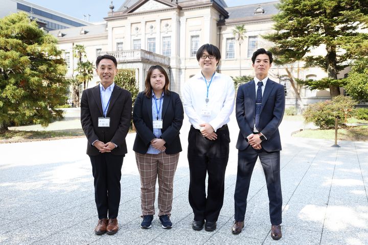 左から、京都府自治体情報化推進協議会 プロジェクトマネージャー/京都府総合政策環境部情報政策課 主幹兼係長 梅田佳宏さん、京都府自治体情報化推進協議会 リーダー/京都府総合政策環境部情報政策課 副主査 浦井真純さん、京都府自治体情報化推進協議会 リーダー/京都府総合政策環境部情報政策課 主任 福田正貴さん、NTT西日本京都支店 ビジネス営業部 エンタープライズビジネス営業部門 社会基盤営業担当 林航平さん