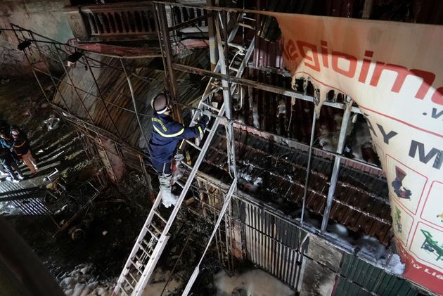 Πυροσβέστης ελέγχει το κτίριο όπου εκδηλώθηκε η φωτιά αναζητώντας εγκλωβισμένα άτομα ή σορούς (19 Δεκεμβρίου 2024)