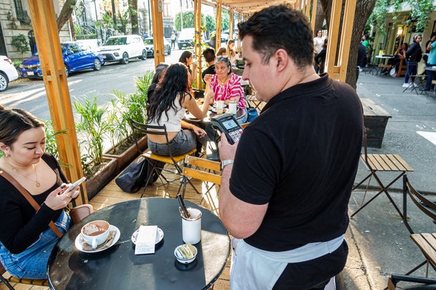 Φωτογραφία αρχείου: Πόλη του Μεξικού - Σερβιτόρος περιμένει για πληρωμή με πιστωτική κάρτα. (Photo by: Jeffrey Greenberg/Universal Images Group via Getty Images)