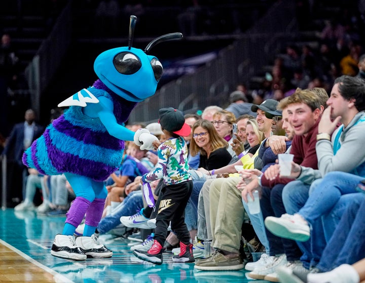 Φωτογραφία αρχείου: Η μασκότ των Charlotte Hornets με μικρό φίλο της ομάδας στο παρκέ του Spectrum Center.