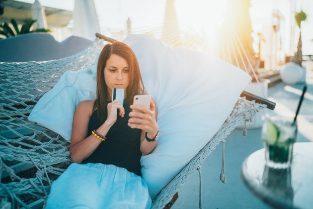 Τουρίστρια σε καφετέρια, όπου αντιμετωπίζει προβλήματα με την πληρωμή με πιστωτική κάρτα.