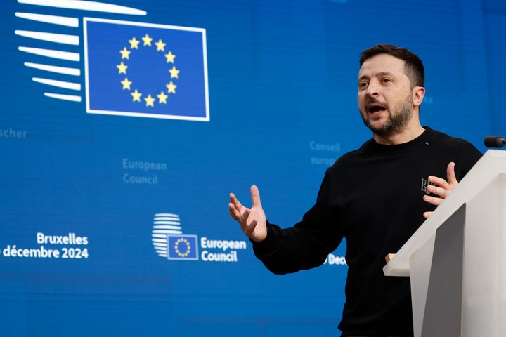 Ο πρόεδρος της Ουκρανίας Volodymyr Zelenskyy μιλάει σε συνέντευξη Τύπου κατά τη διάρκεια της συνόδου κορυφής της ΕΕ στις Βρυξέλλες, Πέμπτη 19 Δεκεμβρίου 2024. (AP Photo/Geert Vanden Wijngaert)