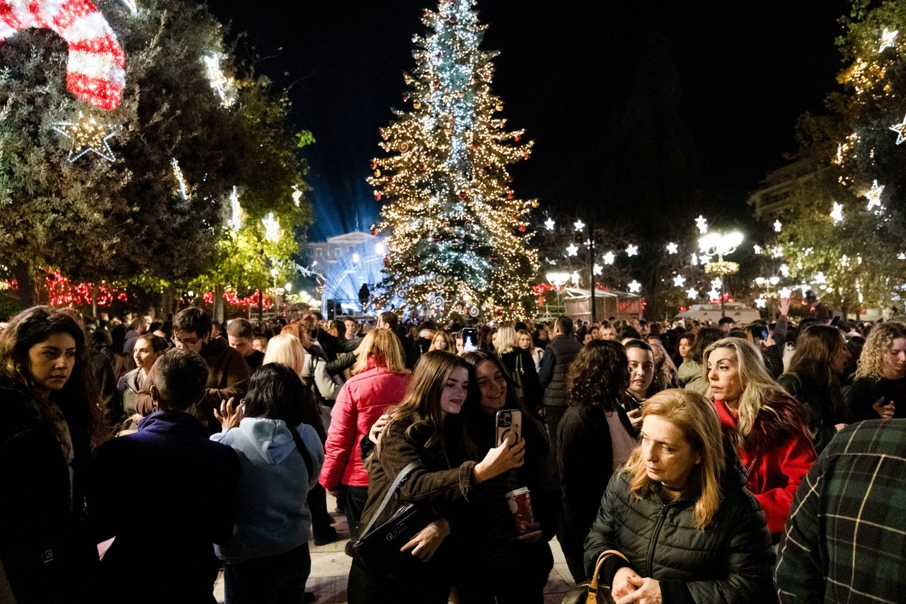 Tα Χριστούγεννα είναι μία από τις πλέον τουριστικές περιόδους για την Αθήνα - όχι μόνο το καλοκαίρι. (Photo by Nikolas Kokovlis/NurPhoto via Getty Images)