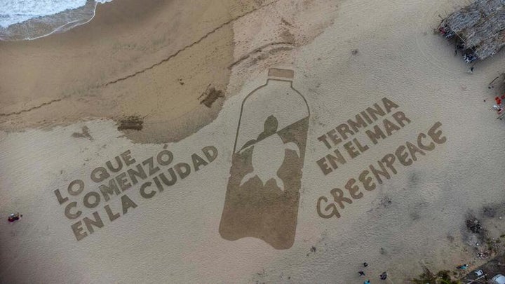 Ακτιβιστές της Greenpeace του Μεξικού δημιούργησαν μαζί με τον καλλιτέχνη Francisco Javier Calvillo μια εικόνα στην άμμο με τη λεζάντα "Αυτό που ξεκίνησε στην πόλη, τελειώνει στη θάλασσα", στο πλαίσιο της εκστρατείας "Ωκεανοί χωρίς πλαστικά". Οι ακτιβιστές της Greenpeace του Μεξικού δημιούργησαν με τον καλλιτέχνη Francisco Javier Calvillo μια εικόνα στην άμμο με τον στίχο "Lo que comenzÃ³ en la ciudad, termina en el mar", ως μέρος της καμπάνιας OcÃ©anos Sin PlÃ¡sticos.