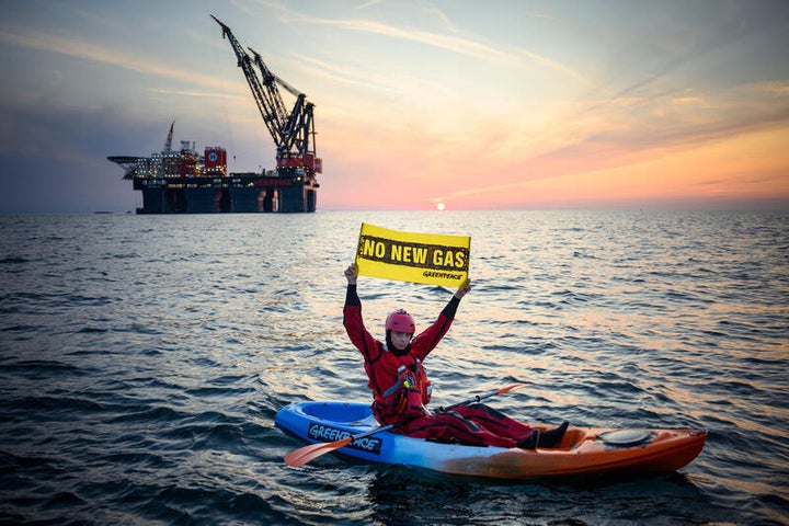 Greenpeace activists are protesting against the climate-damaging extraction of fossil natural gas around 20 kilometers northwest of the North Sea island of Borkum, where the Dutch energy company One Dyas plans to install an extraction platform today. The 18 climate activists from Germany and the Netherlands have anchored three floating platforms, while other activists in inflatable boats and kayaks are demonstrating for the protection of the Wadden Sea. Their flags and banners bear the slogans âGas destroyed!â and âNo New Gasâ. One Dyas wants to exploit the N-05A natural gas field at this location.Gegen die klimaschÃ¤dliche FÃ¶rderung von fossilem Erdgas protestieren Greenpeace-Aktivist:innen rund 20 Kilometer nordwestlich der Nordseeinsel Borkum, wo der niederlÃ¤ndische Energiekonzern One Dyas heute eine FÃ¶rderplattform installieren will. Die 18 KlimaschÃ¼tzer:innen aus Deutschland und den Niederlanden haben drei Schwimminseln verankert, weitere Aktivist:innen demonstrieren in Schlauchbooten und Kajaks fÃ¼r den Schutz des Wattenmeers. Ihre Fahnen und Banner tragen die SchriftzÃ¼ge âGas zerstÃ¶rt!â und âNo New Gasâ. One Dyas will an dieser Stelle das Erdgasfeld N-05A ausbeuten.