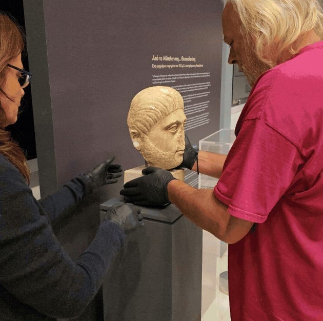 Η μαρμάρινη κεφαλή ρωμαϊκών χρόνων τοποθετείται ως έκθεμα στο Αρχαιολογικό Μουσείο Θεσσαλονίκης