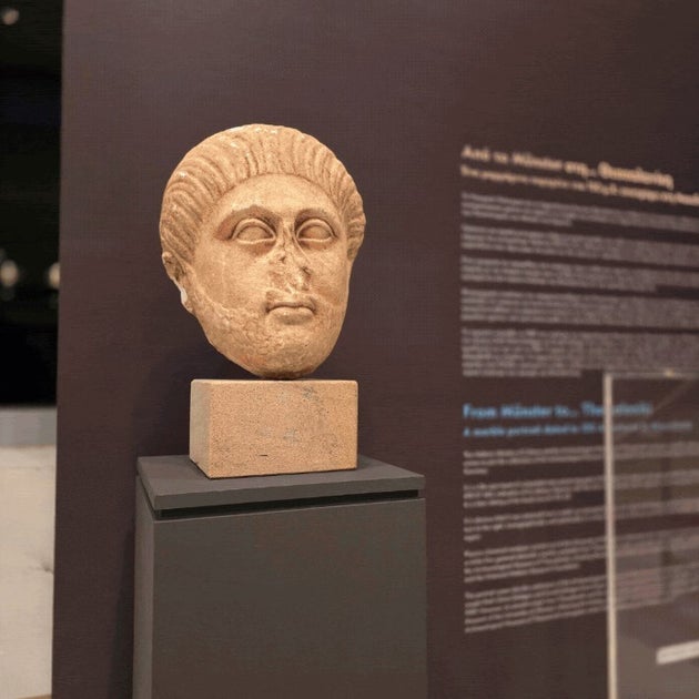 Η μαρμάρινη ρωμαϊκή κεφαλή τοποθετημένη στο Αρχαιολογικό Μουσείο Θεσσαλονίκης