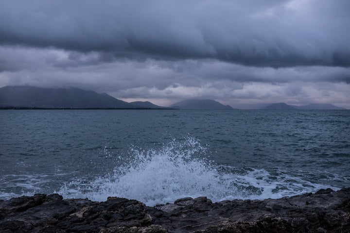 Σύμφωνα με πληροφορίες, το αυτοκίνητο που οδηγούσε ο 27χρονος φέρεται να εξετράπη, για άγνωστη ακόμα αιτία, από την πορεία του και να έπεσε στον Αμβρακικό κόλπο.