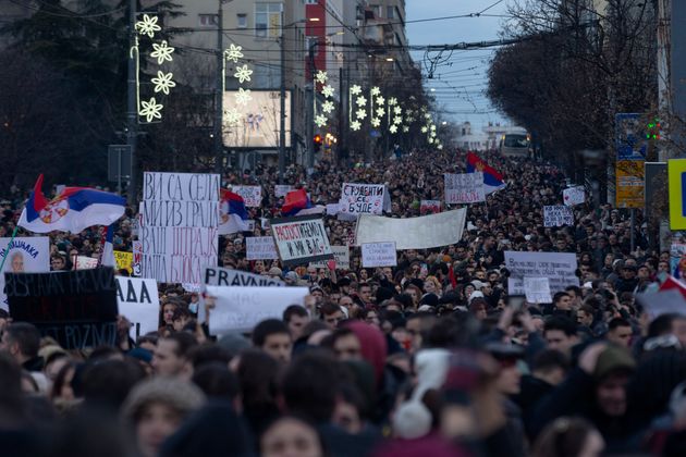 Διαδηλωτές κατά τη διάρκεια διαμαρτυρίας κατά του Προέδρου Αλεξάνταρ Βούτσιτς και της κυβέρνησής του (AP Photo/Marko Drobnjakovic)